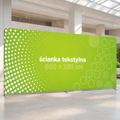Ścianka tekstylna EU 600 × 230 cm ustawiona we wnętrzu